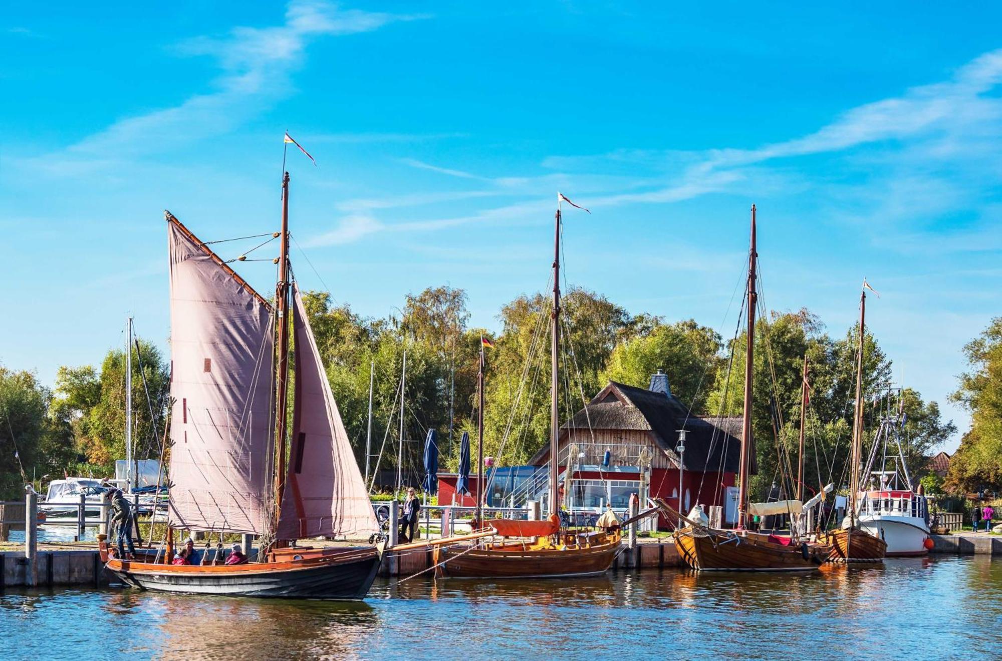 Waterkant In Der Seefahrtschule Wustrow  Kültér fotó